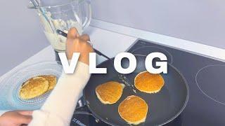 COSY WINTER VLOG  | Blueberry muffins, low calorie healthy pancakes, ice skating fail, med student️