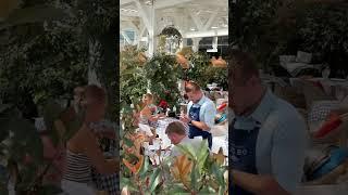 Абажуры из лозы ротанга в интерьере ресторана