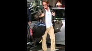 Sean Penn Carries His Own Bags Upon Paris Arrival.