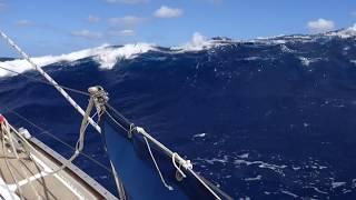 Kapal pesiar semi knock down setinggi 28 kaki karena memecah gelombang di lautan badai