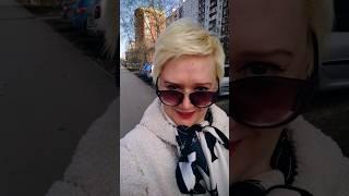 Смотрит женщина женщина в зеркало,сильная!