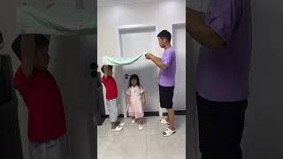 父子俩把闺女当玩具了吗？ #funny #萌娃 #comedy