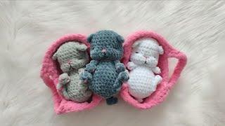 Маленький котенок в люльке крючком, спящий котик крючком.