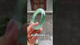 果敢翡翠手镯定制：盈盈湖水绿翡翠手镯，波光粼粼，透亮清澈。