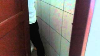 Joven  masturbándose en el baño