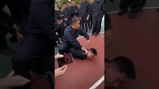 The skill of the police in catching the enemy #kungfuskills #martialarts #fighting