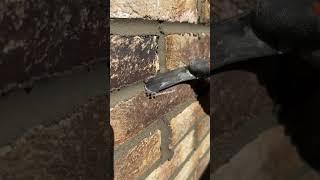 Расшиваем (уплотняем) швы кирпичной кладки  #кирпич  #стройка