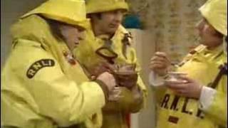 Monty Python - Lifeboat / Neighbourhood Watch