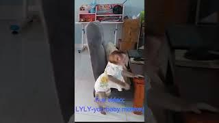 Clever baby monkey Lyly goes to find her mother