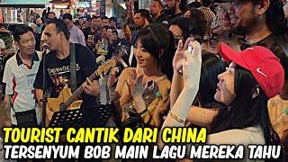 Tiba-tiba hadir tourist cantik dari China, nak bagi mereka happy Bob main lagu dalam bahas mereka