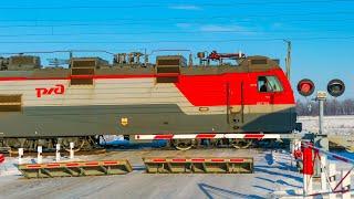 Railroad Crossing. Russian Intermodal Train. Birobidzhan / Контейнерный поезд. Биробиджан