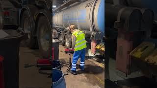 Opiosi gibt praktikan eine kleine Aufgabe Lampe wechseln #kfz #lkw #truck #fannyvideo ￼#shorts