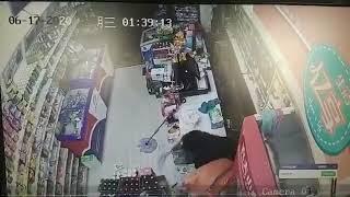 男子持刀进便利店抢劫  被店员10秒内6次爆头[衰]