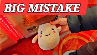 STAFF MAKE A BIG MISTAKE. uk arcade amusements videos, claw machine mess up. holiday fun