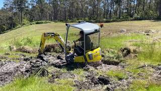 Mini excavator stuck in mud bad! See how to dig yourself out!