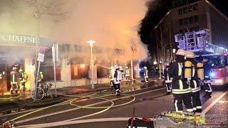 [BEKLEIDUNGSGESCHÄFT IM VOLLBRAND] - Brandausbreitung bei Nachlöscharbeiten ~ Feuerwehr Düsseldorf