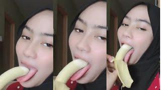 Hijab Girl Shows Off The Action Of Eating A Seductive Banana While Jolok Is Forced By A Man
