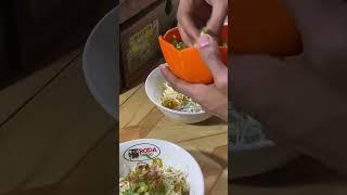 makan bakso mienya unik (indonesia)