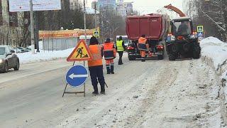 Снег кружится, летает и подкидывает все больше и больше работы коммунальщикам.