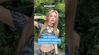 Miyeon accidentally dropping Jungkook’s trophy #kpop #miyeon #gidle #jungkook #bts #funny #viral