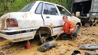 The girl repaired and restored her neighbor's car that broke down in the middle of the road.