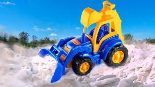 Синий Трактор чистит снег в Большой песочнице. Видео про трактор детям
