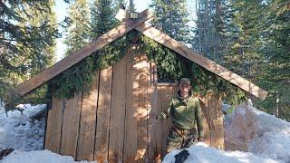 НОЧЬ В СИЛЬНУЮ БУРЮ В БРЕВЕНЧАТОЙ ИЗБУШКЕ. ПРЯЧУСЬ ОТ ДОЖДЯ И СНЕГОПАДА. ТАËЖНЫЕ ДЕЛА НЕ ЖДУТ.