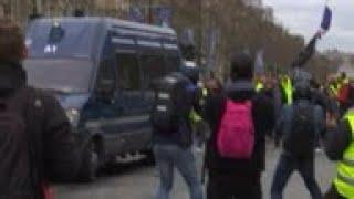 Yellow vest protesters clash with police in Paris