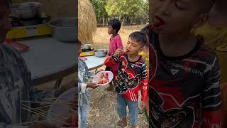 #masterlin sharing his crunchy sugar strawberry  to his friends neighbors #fypシ #masterlee