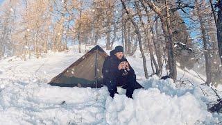 Übernachtung im Schnee - starker Wind in den Bergen