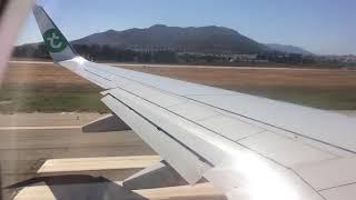 Boeing 737 stijgt op vanaf vliegveld Malaga. Boeing 737 take off films inside the dutch plane.