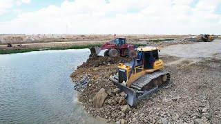 Strong Power Wheel Loader Bulldozer Supply Enough Energy To Pushing Stone Into Water