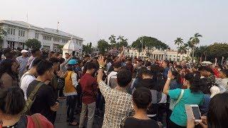 Indonesian youth glorify God in city square of Jakarta amidst many Muslims