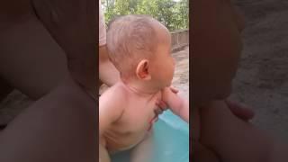 Bayi lucu saat mandi