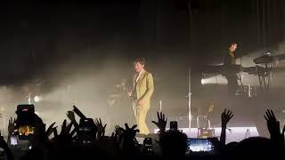 Alex Turner interacting with the crowd ... sort of [Live at Zorlu PSM, İstanbul - 09-08-2022]