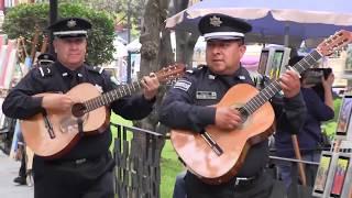 Mariachi de la Policía Federal en el Parque San Jacinto en la Ciudad de México