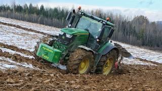 Tough winter plowing on a slope with a John Deere 6250R tractor and a Pöttinger semi-mounted plow