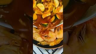 Banana prawns in tomato sauce and zucchini #wednesdayshorts #prawnsrecipes #mamascooking