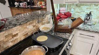 Chicharrón,frijoles fritos,chile de molcajete y tortillas recién hechas