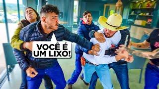 REI DO GADO ME DEU UM SOCO NA CARA E ME CHAMOU DE MULEKE !! *ele pensa q pode mandar em tudo * 