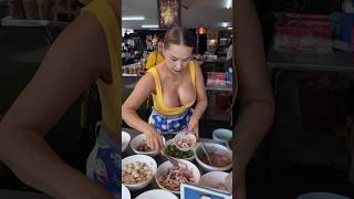 She sells stir-fried seafood with basil - Thai Street Food