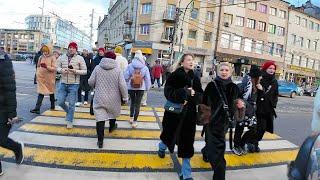 Снегурочки в кабриолетах удивили Калининград. Воскресный город перед Новым Годом