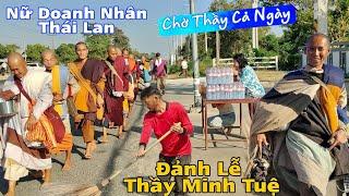 Nữ Doanh Nhân Thái Lan Chờ Đảnh Lễ Thầy Minh Tuệ Từ Sáng Sớm Đến Chiều