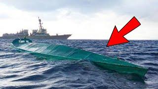 La Marine Américaine Intercepte un Étrange Bateau Bleu -Puis Ils Jettent un Coup d'Œil à l'Intérieur