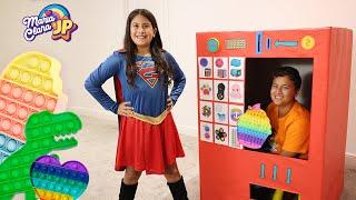 Maria Clara vai até a Máquina Gigante de Fidget Toys | Giant Vending Machine Fidget toys