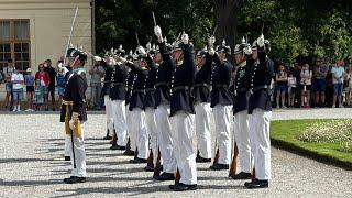 2024-07-24 Onsdag  Drottningholms Slott vaktavlösning Livgardet H.M.K.eget Livkompani både av och på