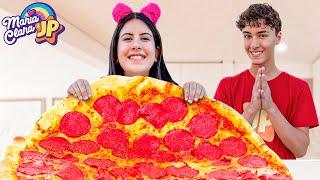 Maria Clara e JP comem, brincam e de divertem com pizzas! 