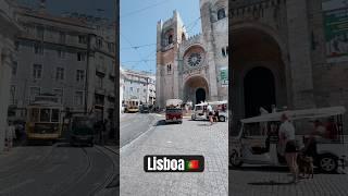 A magnífica igreja Sé de Lisboa com um tradicional elétrico passando.#Lisboa #portugal  #viagem #vg