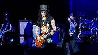 Slash live in Phoenix . performing "Anastasia"