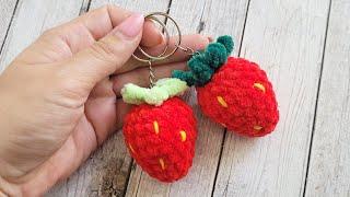  Клубника из плюшевой пряжи крючком   брелок крючком crochet strawberriesErdbeeren häkeln